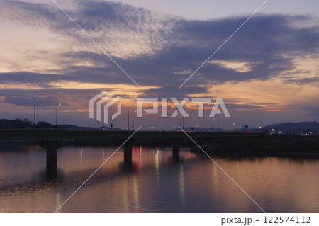 霞橋と高梁川の風景　夕景夜景 122574112