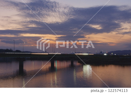 霞橋と高梁川の風景　夕景夜景 122574113