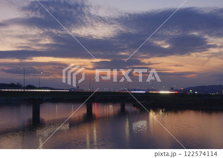 霞橋と高梁川の風景　夕景夜景 122574114