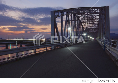霞橋と高梁川の風景　夕景夜景 122574115