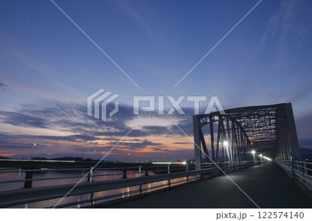 霞橋と高梁川の風景 夕景夜景 星空 霞橋と高梁川の風景 夕景夜景 星空 122574140