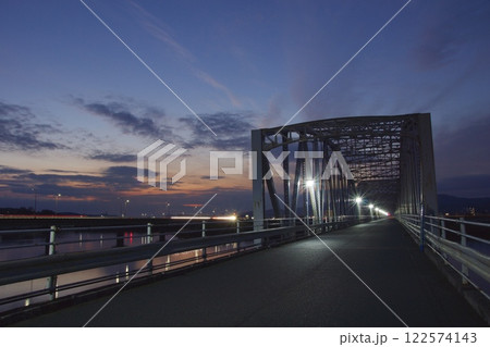 霞橋と高梁川の風景 夕景夜景 星空 霞橋と高梁川の風景 夕景夜景 星空 122574143