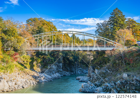 飯田市の名勝天龍峡の紅葉のある風景(長野県) 飯田市の名勝天龍峡の紅葉のある風景(長野県) 122574148
