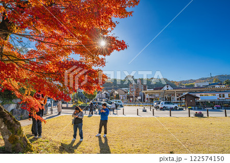 青空が広がる紅葉する飯田市のJR飯田線の天竜峡駅と駅前の駐車場の風景(長野県) 122574150