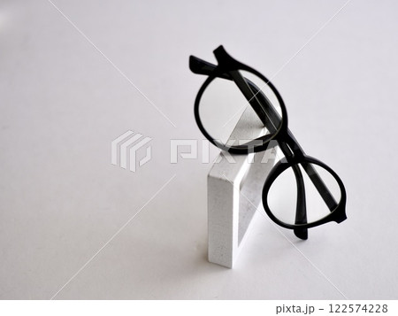 白背景で撮影したメガネと雑貨 白背景で撮影したメガネと雑貨 122574228