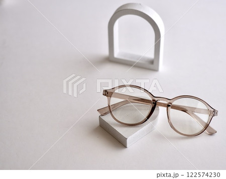 白背景で撮影したメガネと雑貨 白背景で撮影したメガネと雑貨 122574230