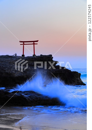 （静岡県）白濱神社・大明神岩の赤鳥居　日の出 122574245