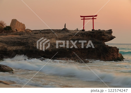 （静岡県）白濱神社・大明神岩の赤鳥居　日の出 122574247