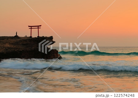 （静岡県）白濱神社・大明神岩の赤鳥居　日の出 122574248