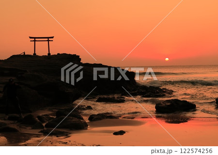 （静岡県）白濱神社・大明神岩の赤鳥居　日の出 122574256