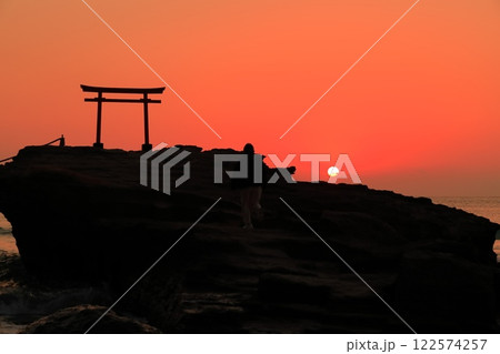 （静岡県）白濱神社・大明神岩の赤鳥居　日の出 122574257