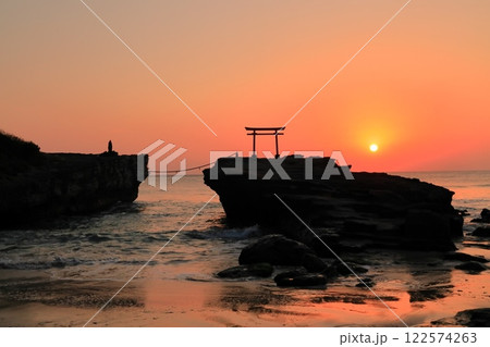 （静岡県）白濱神社・大明神岩の赤鳥居　日の出 122574263