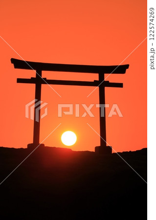 （静岡県）白濱神社・大明神岩の赤鳥居　日の出 122574269