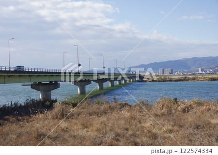 霞橋と高梁川の風景 122574334