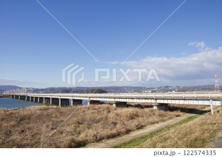 霞橋と高梁川の風景 122574335