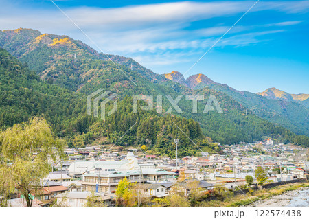秋の浜松市の水窪駅から見た水窪の街並みの風景(静岡県) 122574438