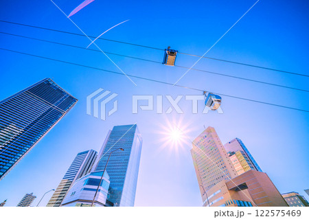 日本の横浜都市景観 希望の光…横浜市役所やロープウェイ、タワマンなどを望む。新時代へ＝1月22日 122575469