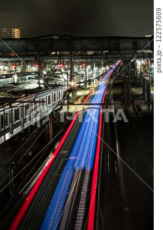 夜の街を走る特急 122575609