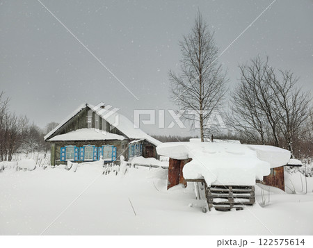 Old wooden house covered with snow 122575614