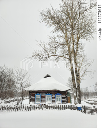 Old wooden house covered with snow 122575615