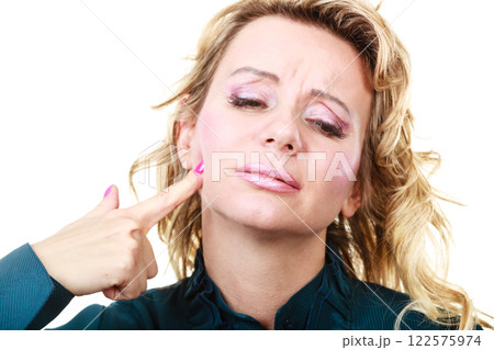 Woman with toothache problem 122575974
