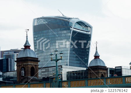 Cityscape of London by Thames River 122576142