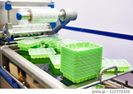 Machine packing plastic food containers Machine packing plastic food containers 122578326