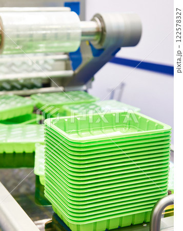 Machine packing plastic food containers Machine packing plastic food containers 122578327
