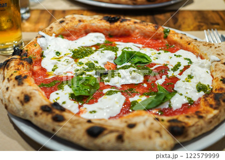 本場イタリアのブラッータチーズとペストジェノヴェーゼソースのピザ 122579999