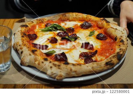 ペパロニピザのクローズアップ ペパロニピザのクローズアップ 122580001