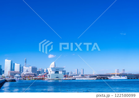 【都市風景】よく晴れた冬の日の横浜・大さん橋から見たみなとみらいの風景【神奈川県】 【都市風景】よく晴れた冬の日の横浜・大さん橋から見たみなとみらいの風景【神奈川県】 122580099