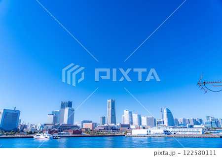 【都市風景】よく晴れた冬の日の横浜・大さん橋から見たみなとみらいの風景【神奈川県】 122580111