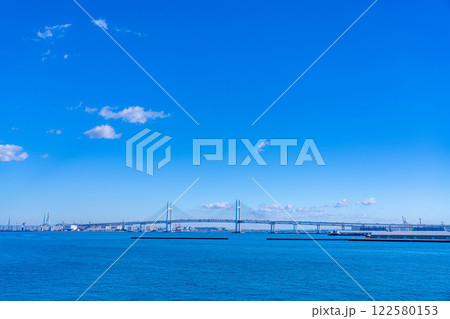 【湾岸風景】よく晴れた冬の日の横浜・大さん橋から見る横浜ベイブリッジ【神奈川県】 122580153