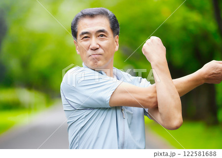 公園でストレッチをするシニアの男性 122581688
