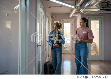 Owner visit pet hotel to check in cat with staff welcome. Service, animal reception in new area 122581718