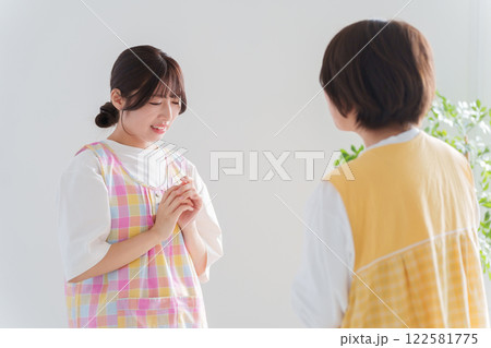 ベテラン保育士に怒られる新人 ベテラン保育士に怒られる新人 122581775