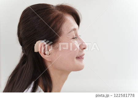 補聴器をつけるシニア女性 122581778