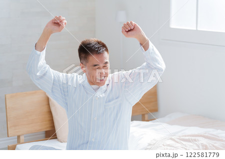朝ベッドから起床するシニア男性 122581779