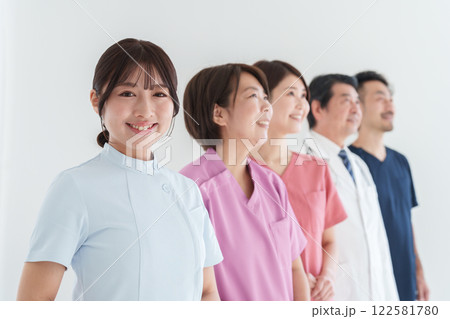 笑顔の医療従事者たち(複数人・多人数・大人数、集団) 笑顔の医療従事者たち(複数人・多人数・大人数、集団) 122581780
