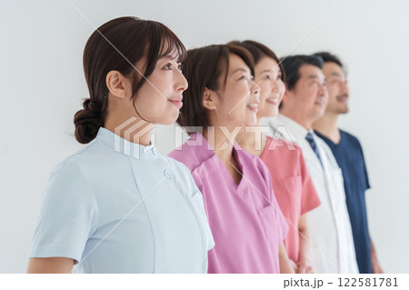 笑顔の医療従事者たち(複数人・多人数・大人数、集団) 笑顔の医療従事者たち(複数人・多人数・大人数、集団) 122581781