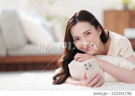 スマホを使う女性 122581786