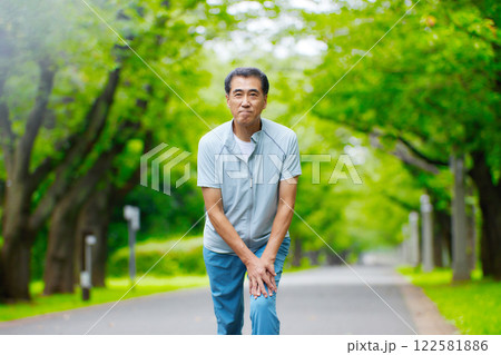 公園でストレッチをするシニアの男性 122581886