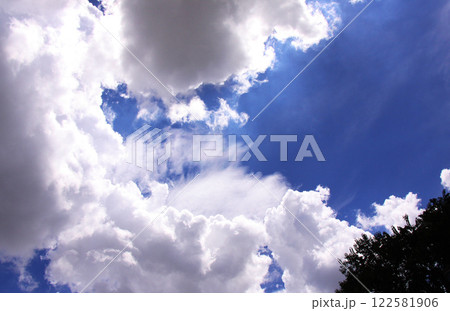 サンパウロの夏の入道雲と青空 ブラジル サンパウロの夏の入道雲と青空 ブラジル 122581906