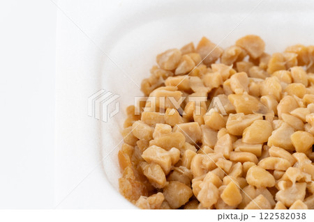 パック詰めのひきわり納豆のクローズアップ パック詰めのひきわり納豆のクローズアップ 122582038
