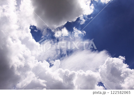 サンパウロの夏の入道雲と青空 ブラジル サンパウロの夏の入道雲と青空 ブラジル 122582065
