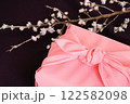 桃色の風呂敷包みと桜の枝 122582098
