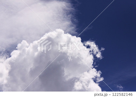 サンパウロの夏の入道雲と青空 ブラジル サンパウロの夏の入道雲と青空 ブラジル 122582146