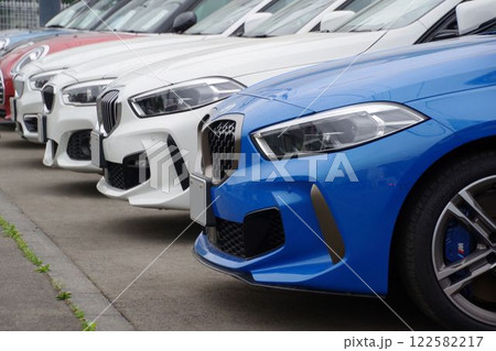 輸入車イメージ　販売店に並ぶ輸入車　BMW 122582217