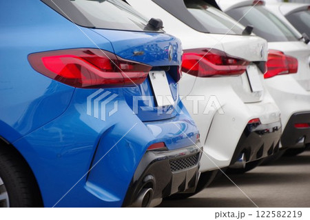 輸入車イメージ　販売店に並ぶ輸入車　BMWのリア 122582219