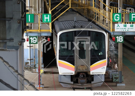 大宮総合車両センターにて検査中のE129系電車(埼玉県さいたま市大宮区) 大宮総合車両センターにて検査中のE129系電車(埼玉県さいたま市大宮区) 122582263